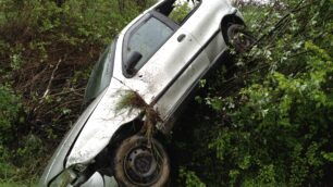 Bellusco, l’auto si ribalta nel fosso
In ospedale tutti i ragazzi a bordo