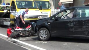 Limbiate, incidente tra tre mezziQuattro feriti, grave motociclista