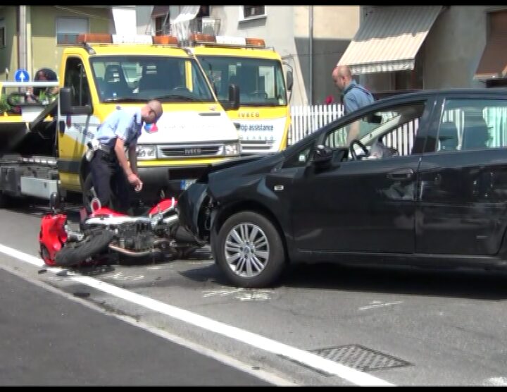 Limbiate, incidente tra tre mezziQuattro feriti, grave motociclista