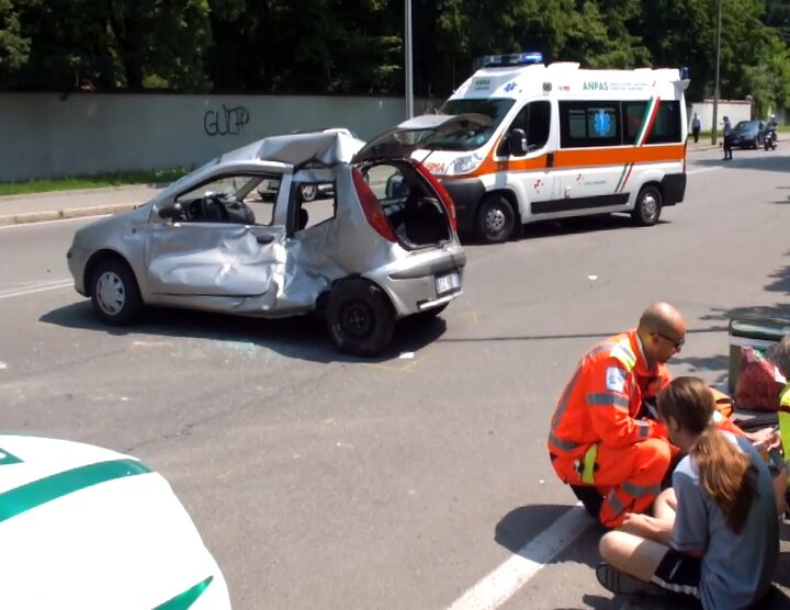 Auto trascinata da un camionTre ragazzi feriti a Monza