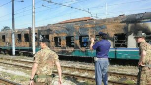 Incendiato un treno a BergamoDate alle fiamme cinque carrozze
