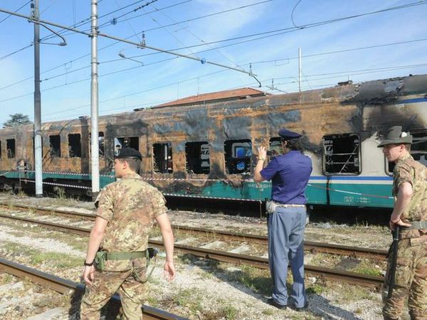 Incendiato un treno a BergamoDate alle fiamme cinque carrozze