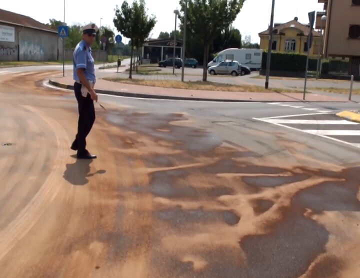 Perde gasolio in cittàCaos per le vie di Monza