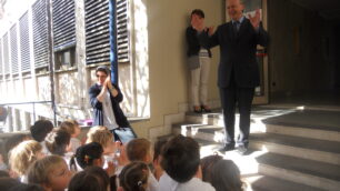Monza: il prefetto Sacconesalutato dai bimbi del Bianconi