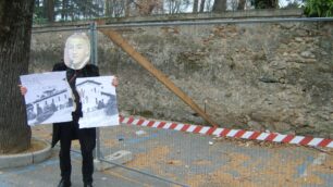 Carate, protesta per il muro: Perego si “traveste” da sindaco