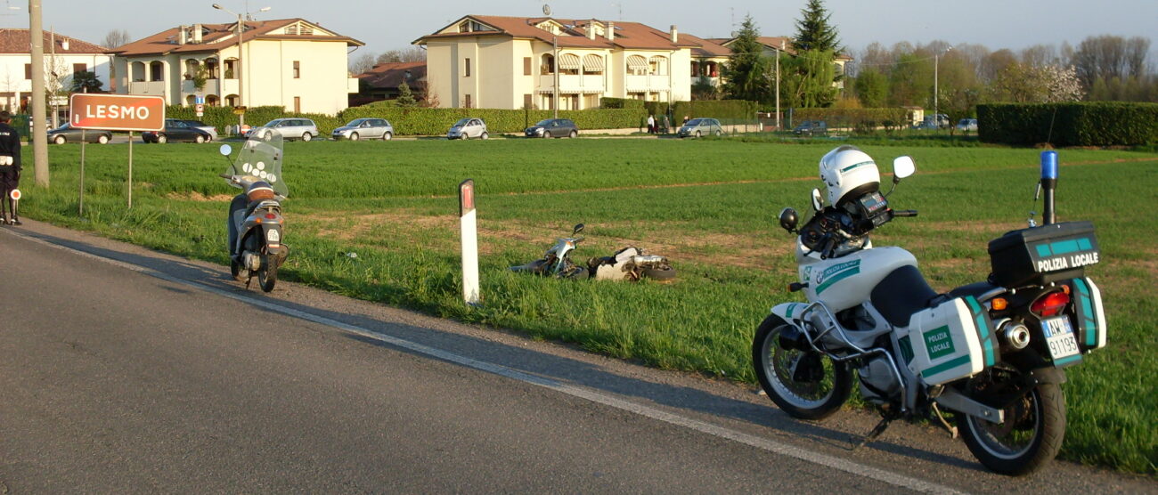 Lesmo, auto contro scooterAttimi di paura per un anziano