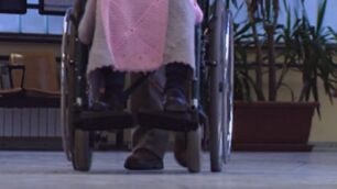 Soffocata sulla sedia a rotelleMuore una donna di Monza