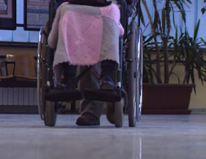 Soffocata sulla sedia a rotelleMuore una donna di Monza