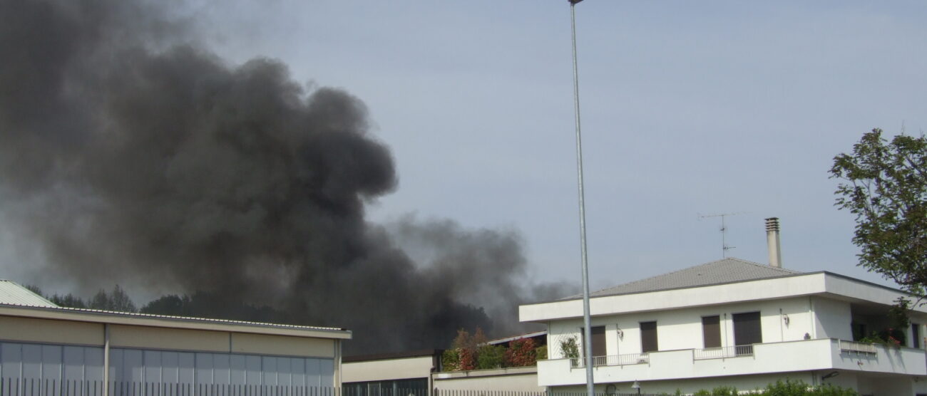 Senago, incendio in via PiemonteFumo nero visibile da chilometri