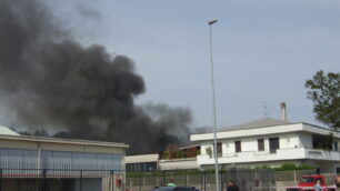 Senago, incendio in via PiemonteFumo nero visibile da chilometri