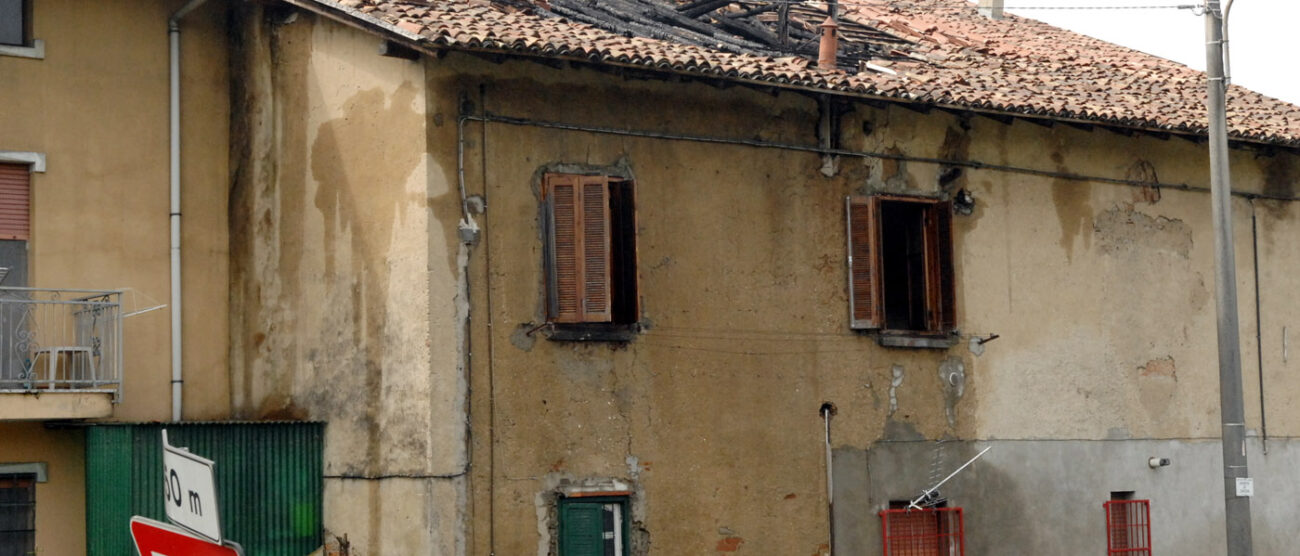 Veduggio, sottotetto come bivaccoRogo in cascina, famiglie sfollate