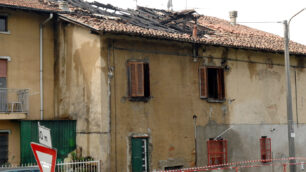 Veduggio, sottotetto come bivaccoRogo in cascina, famiglie sfollate