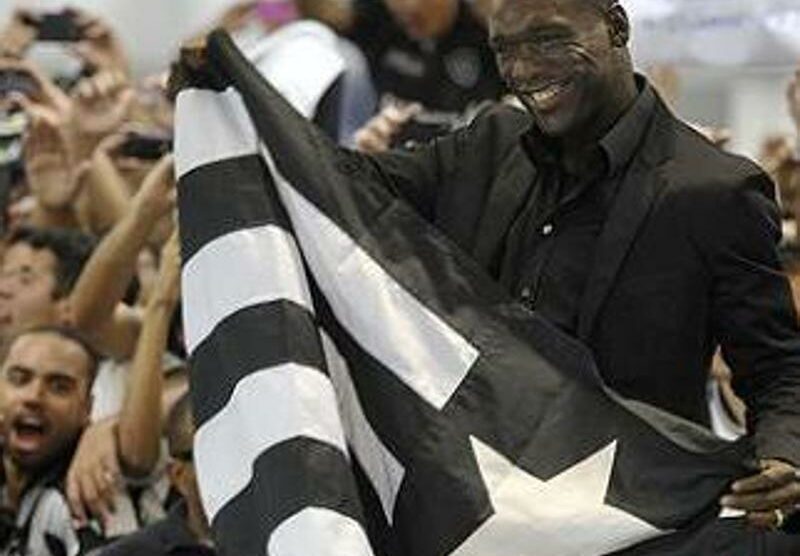 Calcio, Clarence Seedorf con la bandiera del Botafogo