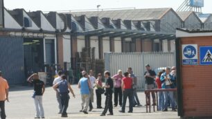 Manifestazione alla CandyI lavoratori bloccano i tir