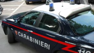 Desio, picchia mamma e sorellae devasta la casa a martellate