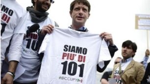 Il monzese Pippo Civati con la maglia di #OccupyPd (da www.ciwati.it)