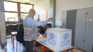 Al voto nel seggio di via Biondi a Nova Milanese
