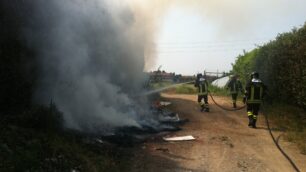 Desio, incendiati dei rifiutidi una discarica abusiva