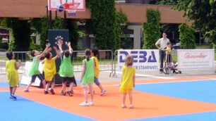 Desio, bimba inciampa e si feriscesu transenna di Basket in piazza