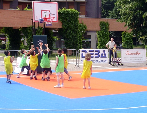 Desio, bimba inciampa e si feriscesu transenna di Basket in piazza