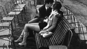La foto simbolo della mostra “Un mondo di baci” di Mario De Biasi a Monza