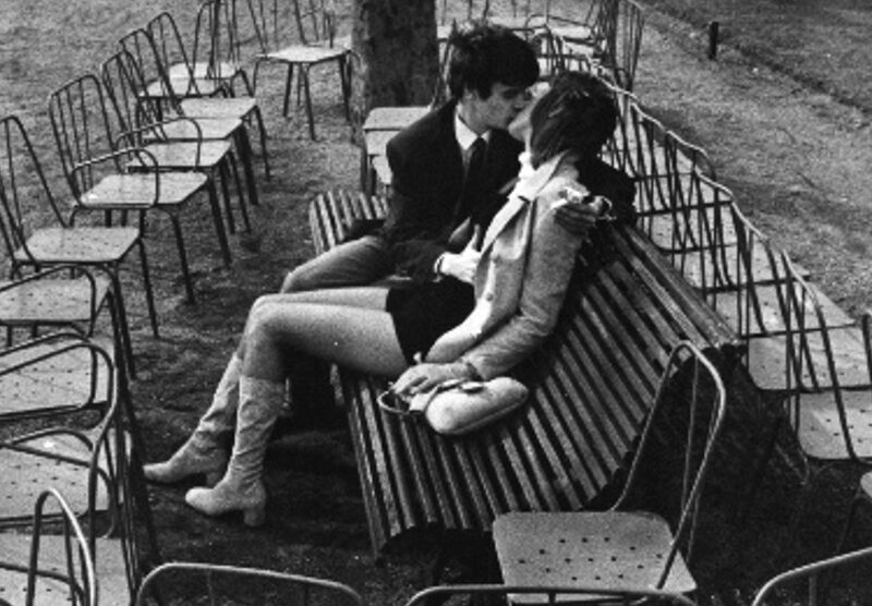 La foto simbolo della mostra “Un mondo di baci” di Mario De Biasi a Monza