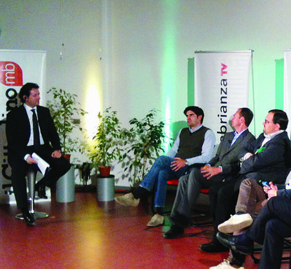 Collegamenti e commenti in diretta dalla redazione di via Longhi 3
