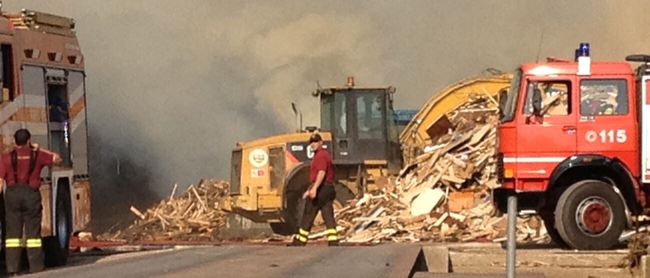 Vasto incendio devasta un’aziendaPomeriggio di paura a Vimercate