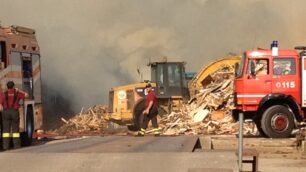 Vasto incendio devasta un’aziendaPomeriggio di paura a Vimercate