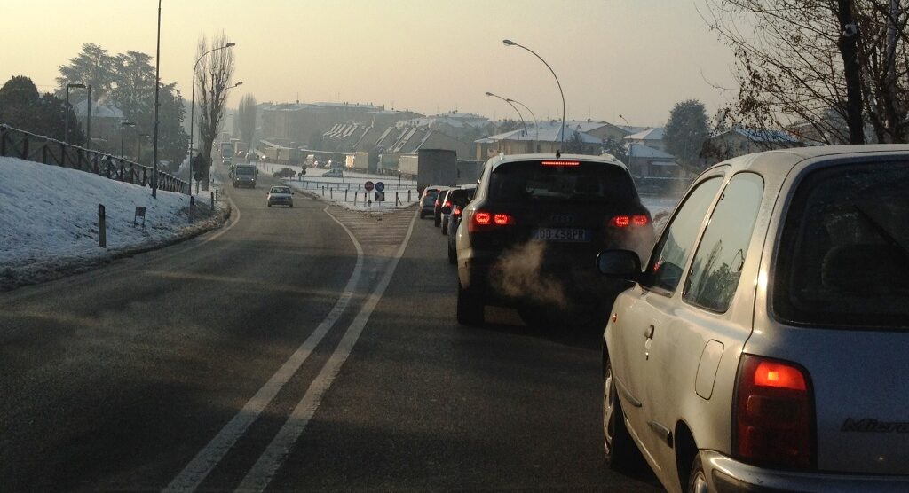 Camion bloccato sul cavalcaviaIn tilt per ore il traffico sulla Sp45