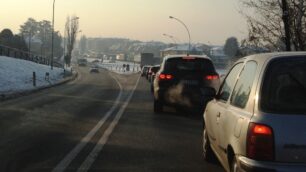 Camion bloccato sul cavalcaviaIn tilt per ore il traffico sulla Sp45