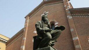 Monza, la chiesa di San Pietro Martire con la statua di Mosé Bianchi