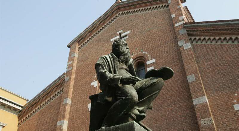 Monza, la chiesa di San Pietro Martire con la statua di Mosé Bianchi