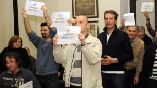 La protesta dei grillini nell’ultimo consiglio comunale