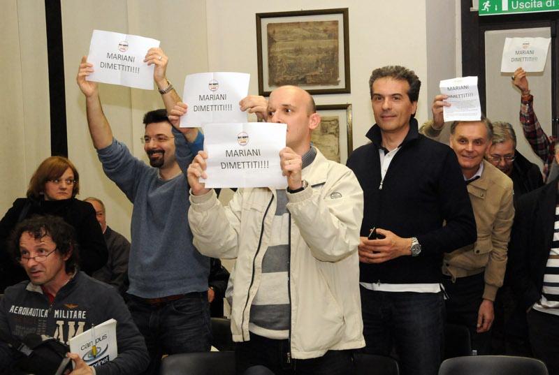 La protesta dei grillini nell’ultimo consiglio comunale