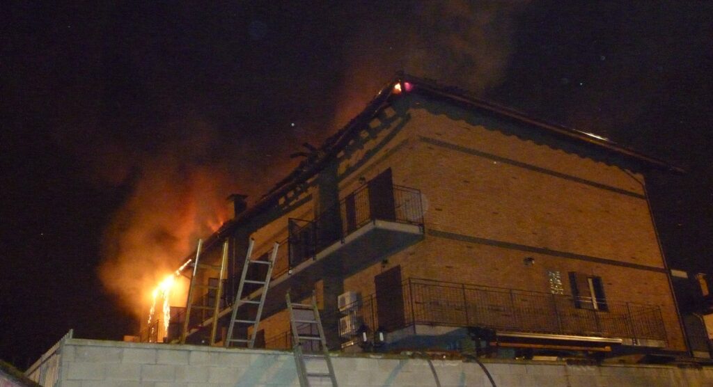 A Limbiate va a fuoco un tettoAttimi di panico in una palazzina