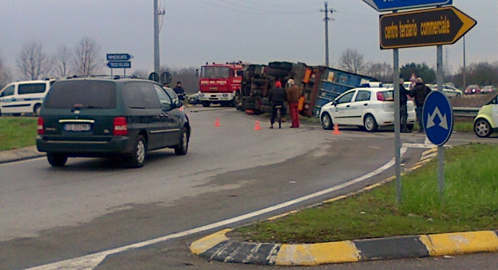 Un camion si ribalta lungo la Sp2Traffico in tilt da Trezzo a Bellusco