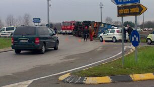 Un camion si ribalta lungo la Sp2Traffico in tilt da Trezzo a Bellusco