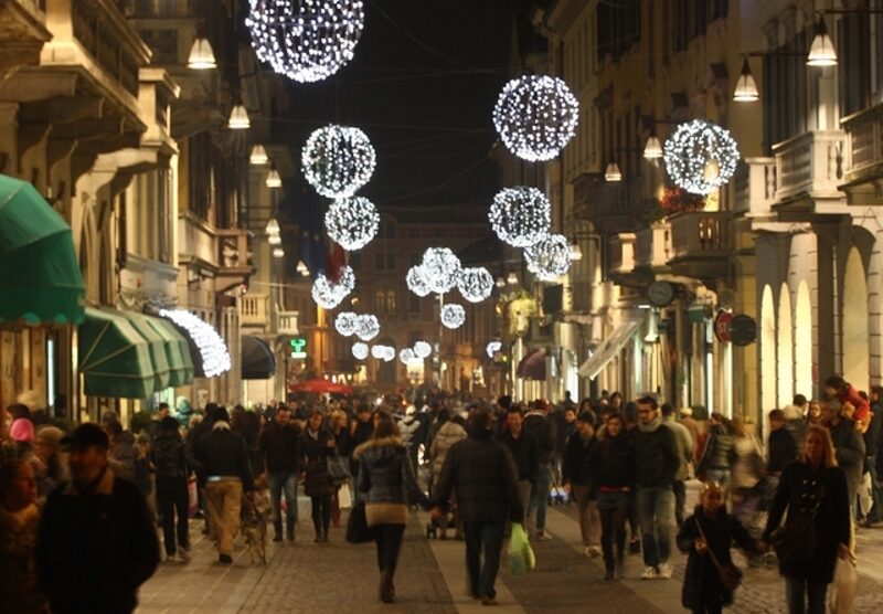 Le luminarie caratterizzano il centro cittadino nel periodo natalizio