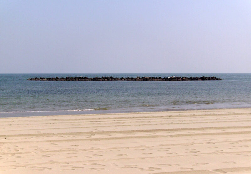 Cammina in spiaggia con la moglieAnziano di Vimercate muore al mare