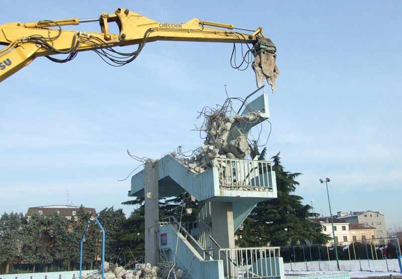 La demolizione del vecchio trampolino