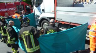 Niente da fare per la donna finita sotto il camion