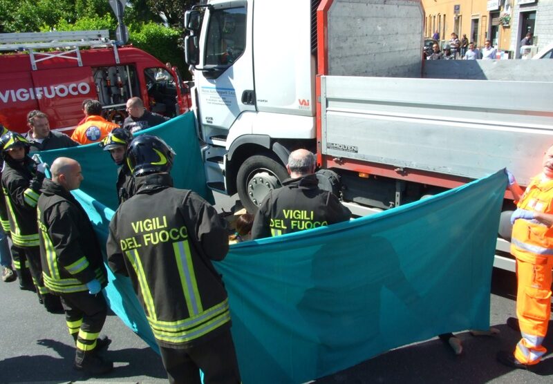 Niente da fare per la donna finita sotto il camion