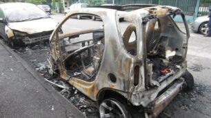 La Smart incendiata in via Capitani da Vimercate