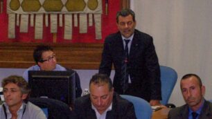 Il sindaco Giacinto Mariani con alcuni assessori in consiglio comunale
