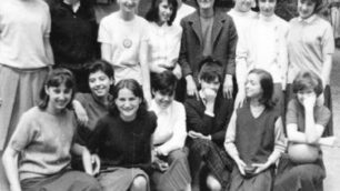 Ornella Mirabelli e la classe del 1963 alla media Zucchi di Monza