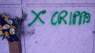 La scritta di minaccia comparsa al cimitero.