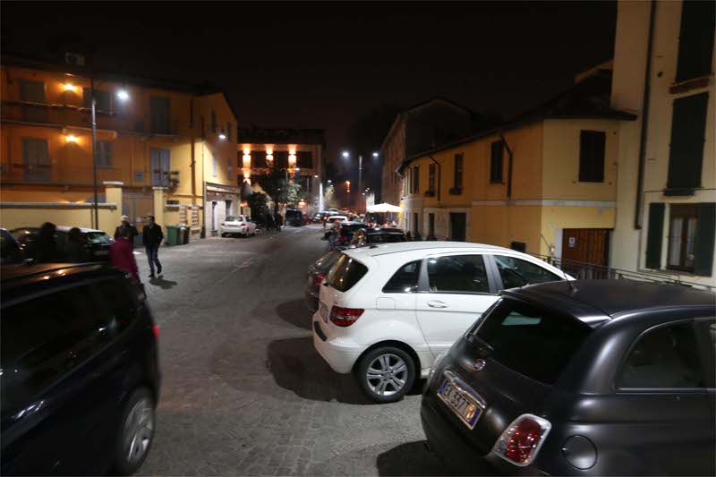 Monza, auto nell’area pedonale di Spalto Maddalena