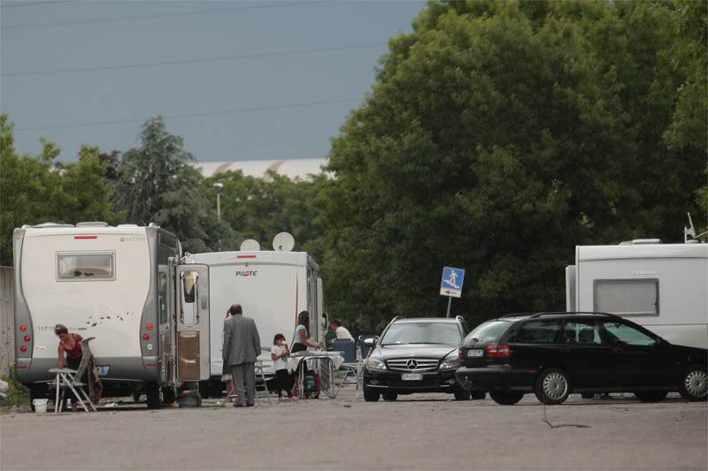 La carovana di nomadi arrivata a Monza giovedì