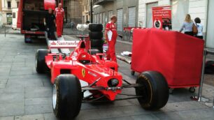 Ecco il Gp: benvenuti a MonzaE la piazza si colora di rosso